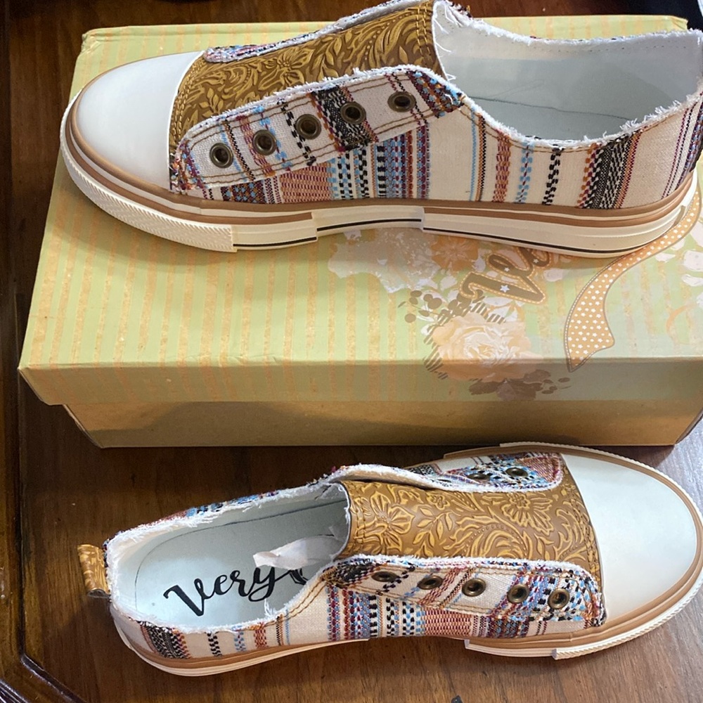 Bohemian sneakers, size 9.5, brand new in box, Very G brand, cream.